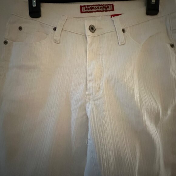 Vanilla Star White Denim Capri Pants Size 11 With Blue Embroidered Back Pockets - Picture 4 of 6